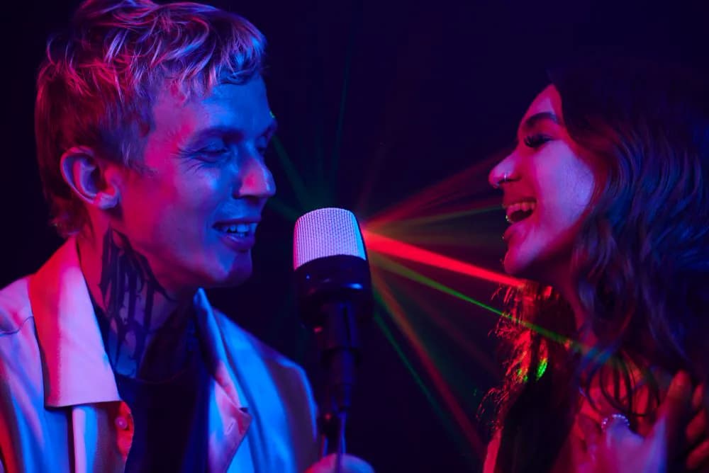 Deux amis chantent en duo au karaoké